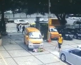 母冲刺推儿撞车 男童急煞 下秒更傻眼 外送员牵小手保护