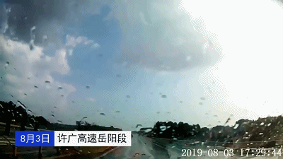 雨天路滑惨撞护栏,车辆在高速上表演转圈 