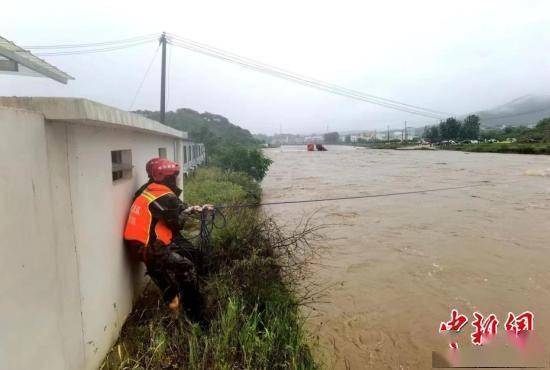 湖北多地遭遇强降雨强对流天气 多部门紧急救援