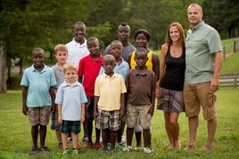 美夫妇一次领养8名非洲孤儿创纪录 