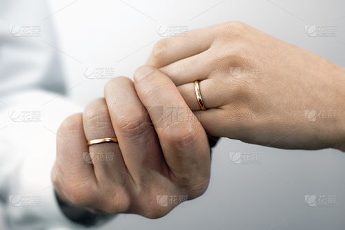 男人和女人的手和结婚戒指 男人 