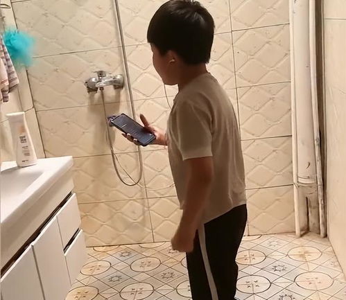 安徽一男孩在洗手间练习唱歌时被弟弟偷拍