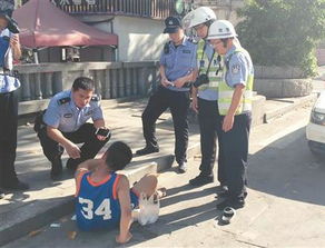 少年突发癫痫晕倒街头 民警为其站 人墙 挡烈日