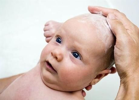 夏天宝宝腋窝和脖子褶皱处容易红痒，如何护理(宝宝脖子腋下起红疹子)