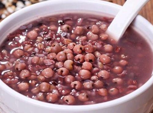 薏米和红豆都是祛湿健脾的食物,还可以减肥,二者煮粥对祛除湿热有很好