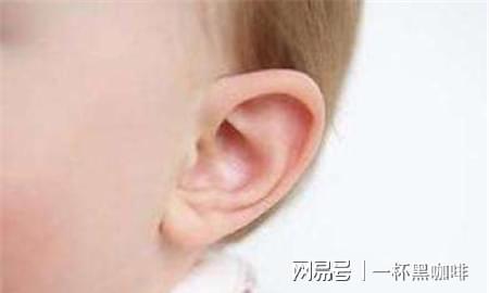 小孩耳朵疼是怎么回事 中耳炎是常见原因