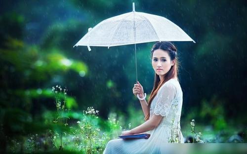 梦见下雨天为别人撑伞是什么意思梦到下雨天为别人撑伞好不好(梦到下雨给别人打伞遮雨是什么意思)