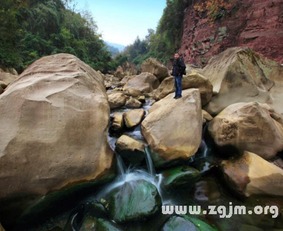 梦见巨大的岩石阻挡去路