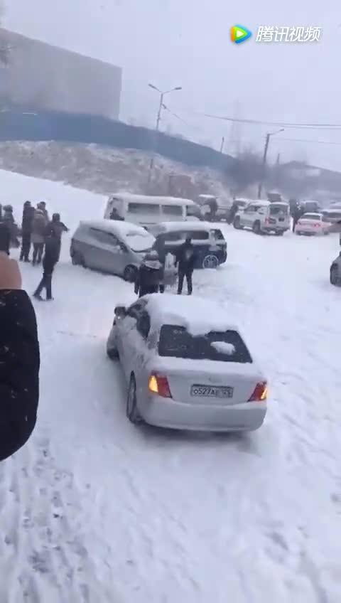 下雪路滑 开车注意安全 