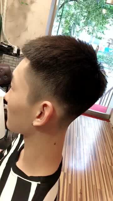 男生剪短发怎么选 剪这款发型就很清爽 