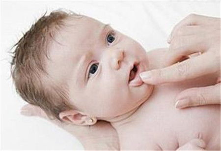 宝宝吃奶粉上火，宝宝为什么吃奶粉会上火上火时会出现哪些症状