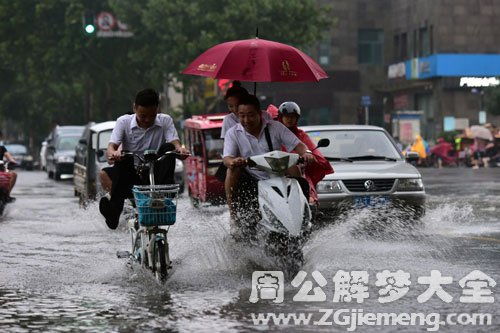 梦见瓢泼大雨淋在身上是什么意思 梦到瓢泼大雨淋在身上好不好 大鱼解梦网 