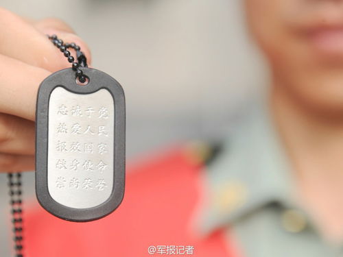南京政治学院为毕业生发佩剑和军人身份牌 