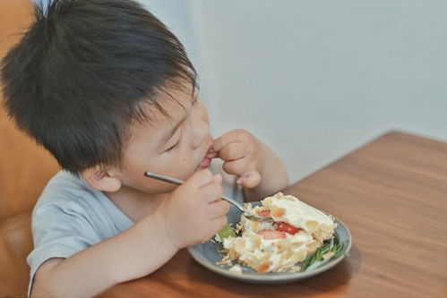 3岁孩子不爱吃饭,身高体重不达标 3岁前怎么让孩子好好吃饭