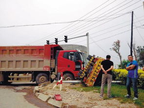 十字路口大货车撞翻工程维修车 车内4人被困 