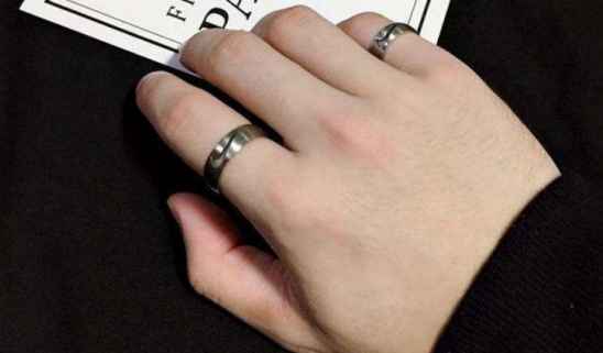 女朋友突然左手食指戴戒指,马蓉光棍节现身日本逛吃，左手食指戴两枚戒指，强调自己单身？