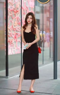 街拍 美女穿着黑色蕾丝吊带配黑色纱裙,搭配高跟鞋,时尚感十足