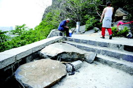 山石雨后崩塌,华山攀登受阻 