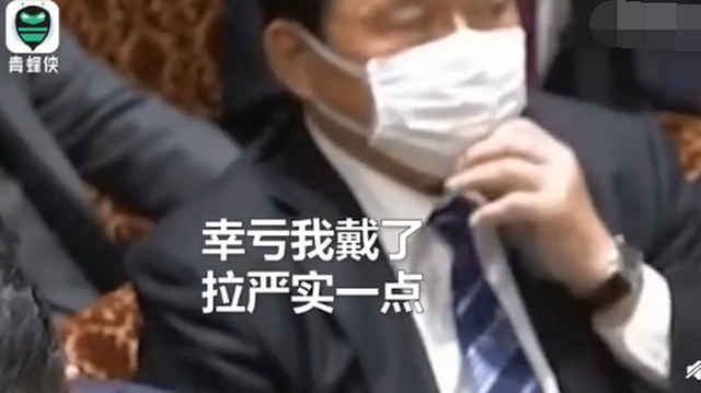 安倍当众发言时咳嗽不止,网友 坐他身后的2名议员动作亮了 