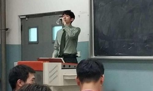 学校23岁实习男老师,高颜值走红网络,网友 想去蹭课