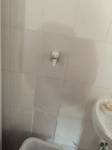 卫生间水管口和瓷砖的空隙怎么弄(卫生间水管瓷砖开孔多大)
