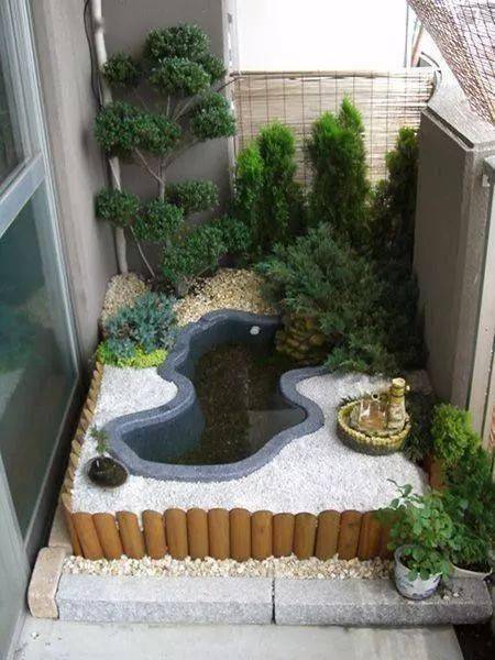 阳台撒点鹅卵石再砌个水池,在家做个 后花园 ,楼上邻居也要学