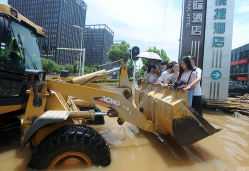 武汉市区渍水 市民靠铲车出行 