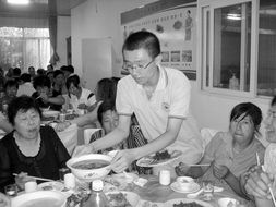 辽宁康平高考 榜眼 饭店打工帮父母还债 