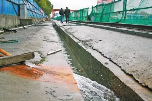 打混凝土中途遇到倾盆大雨停还是不停 怎么办 