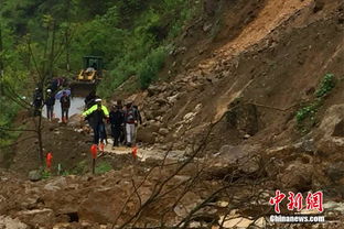 公路塌方致伤重老人送医遇阻 警民冒险徒步护送 