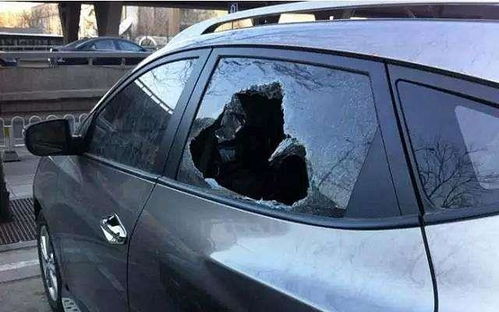 砸了2辆车窗玻璃才知道,汽车这个部位 藏着 备用钥匙,拍下给大家看看