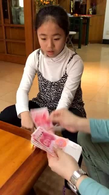 给女儿发红包,给她数1000元,看我这手速怎么样啊 