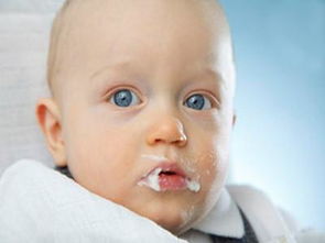 宝宝晚上吃完奶粉后大口吐奶怎么办 