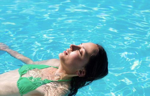 夏季游泳时如何保护肌肤健康 