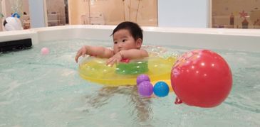 婴幼儿游泳(婴儿几个月大适合游泳)