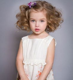 4岁小女孩短发扎辫子发型 幼儿短发扎辫子发型图 发型师姐 