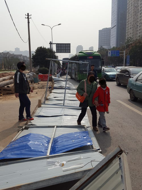 武汉有轨电车施工防护栏倒十余米