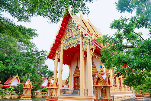 普吉岛著名的金佛寺,连泰国拉玛六世国王都来过,游客慕名而来