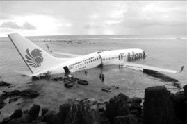 印度尼西亚一架客机着陆时坠海 108人全部生还 