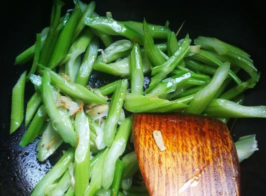 芹菜怎麼炒好吃又營養?