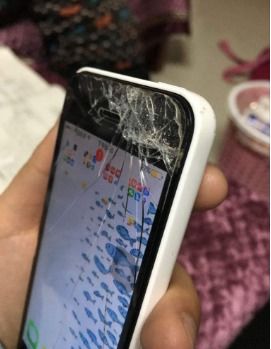 手机刚刚摔了一下 大神拜托看看是玻璃膜裂了还是屏幕裂了 