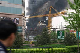 北京西单附近建筑工地发生火灾烧毁30多间房屋 