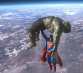 绿巨人要挑战超人,在边缘疯狂试探,但结果可想而知