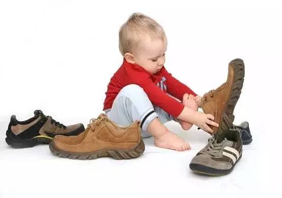 别给宝宝穿 雪地靴 最害娃的4类鞋子,保暖也要注意这些问题