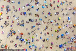 消暑避夏 各国海滩人满为患 