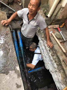 及时疏通排水沟 解决市民烦心事