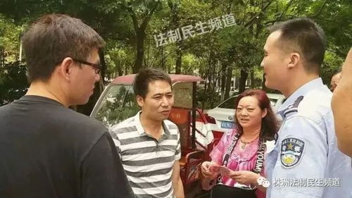 奇怪 攸县一男子在马路上被一女子追,还非得给他塞钱...... 