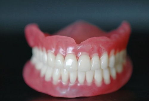 戴活动假牙的老年人要注意,护理不当会把牙齿 毁了