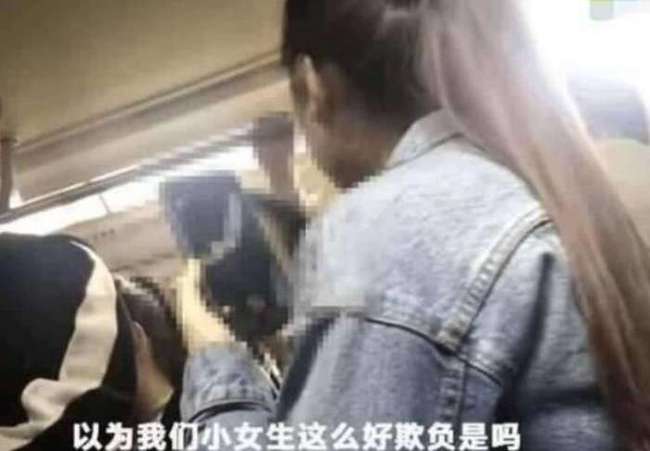 女孩坐地铁被摸腿, 怎么躲都被蹭, 你再摸一下试试