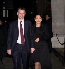 身家过亿,英国新外交部长竟是中国女婿 夫妻俩的爱情和小说一样... 